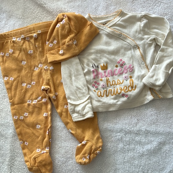 Baby Clothes 
3-6 Months 
Matching sets
Yellow flowers outfit - Picture 4 of 5
